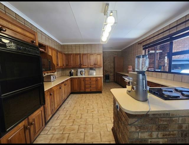 5 BEDROOM HOUSE FOR SALE IN VANDERBIJLPARK SE 3